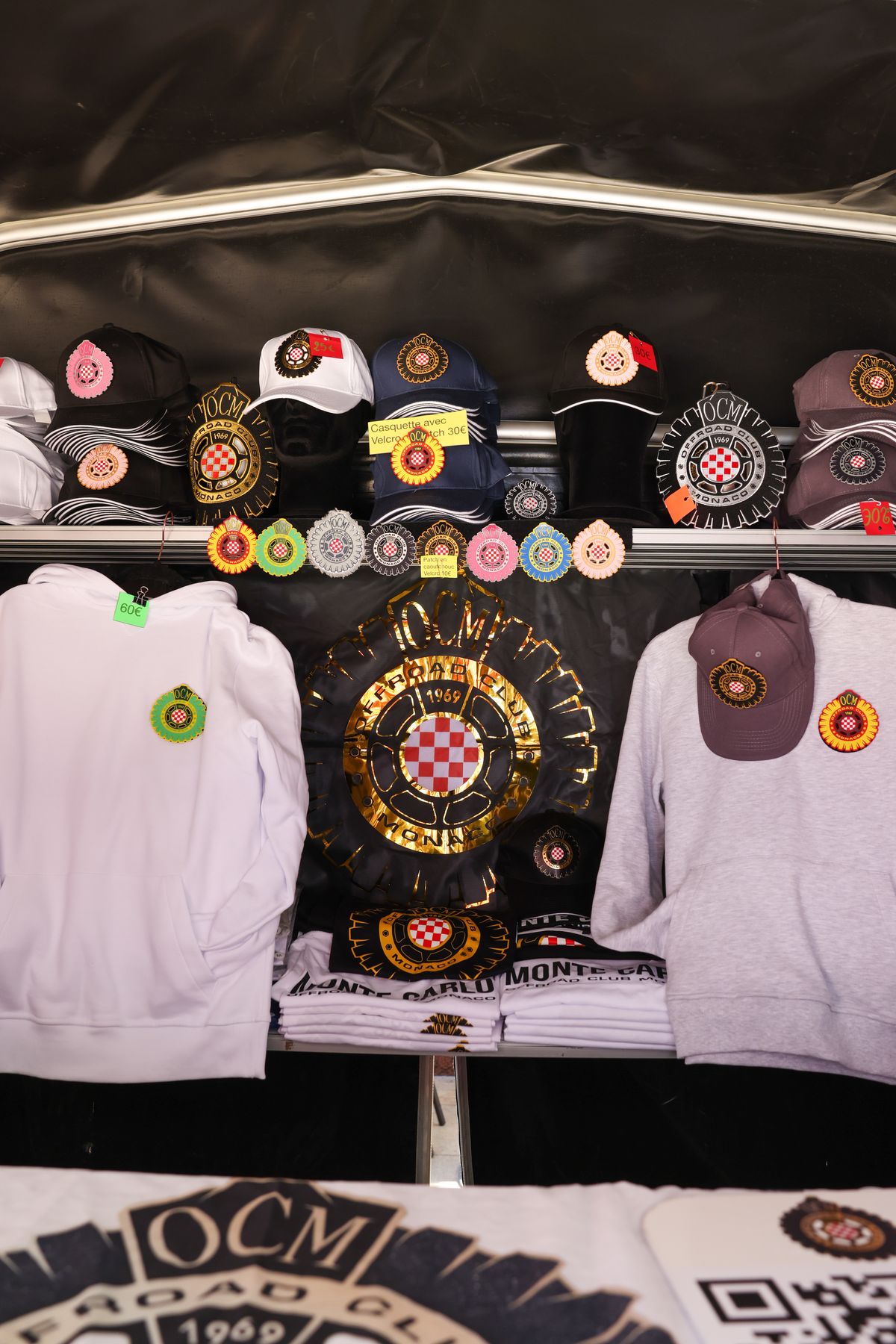 Collezione Offroad Club Monaco esposta al punto vendita bordo circuito