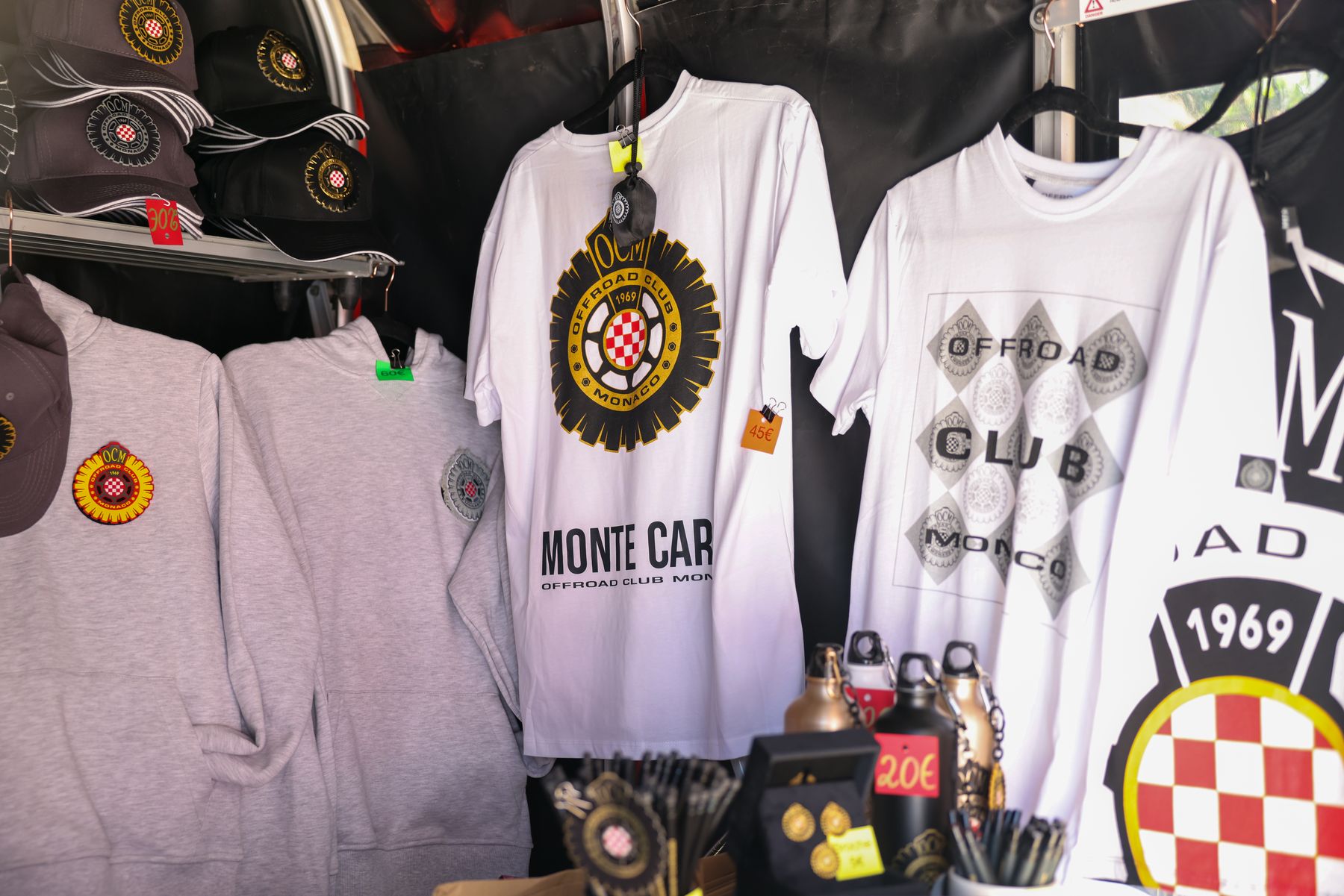 T-shirt e felpe Offroad Club Monaco al punto vendita del Gran Premio