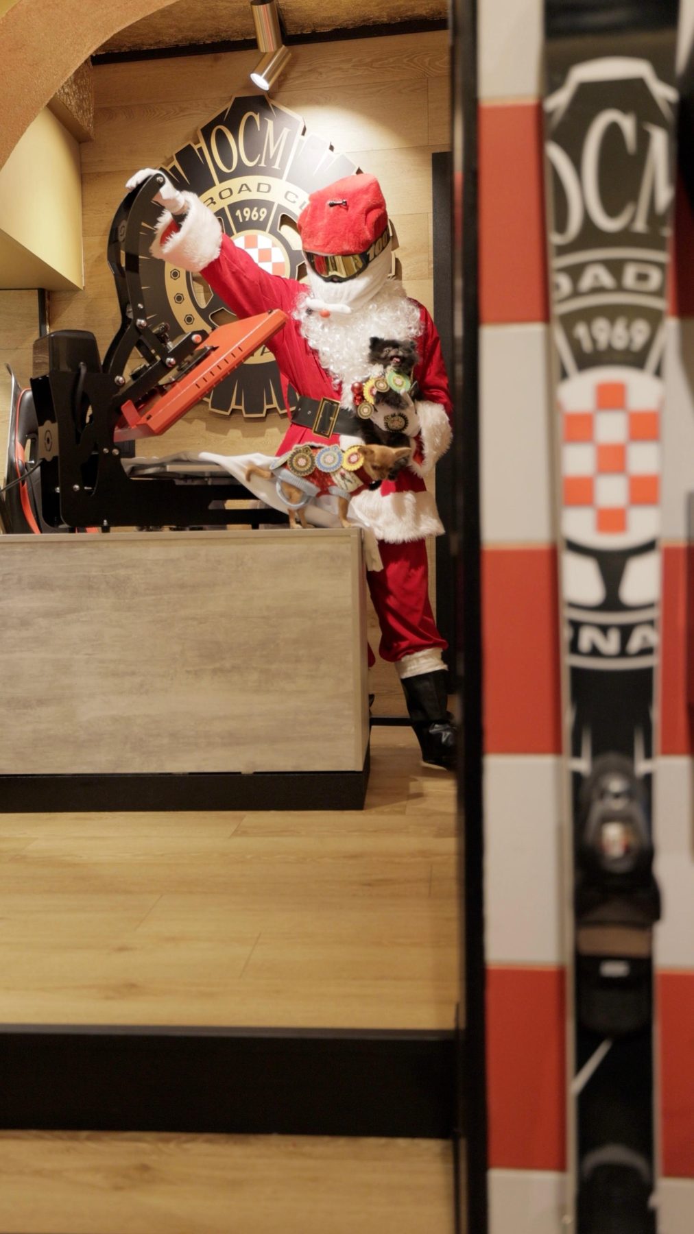 Babbo Natale OCM con gli sci e i cani davanti al logo Offroad Club Monaco