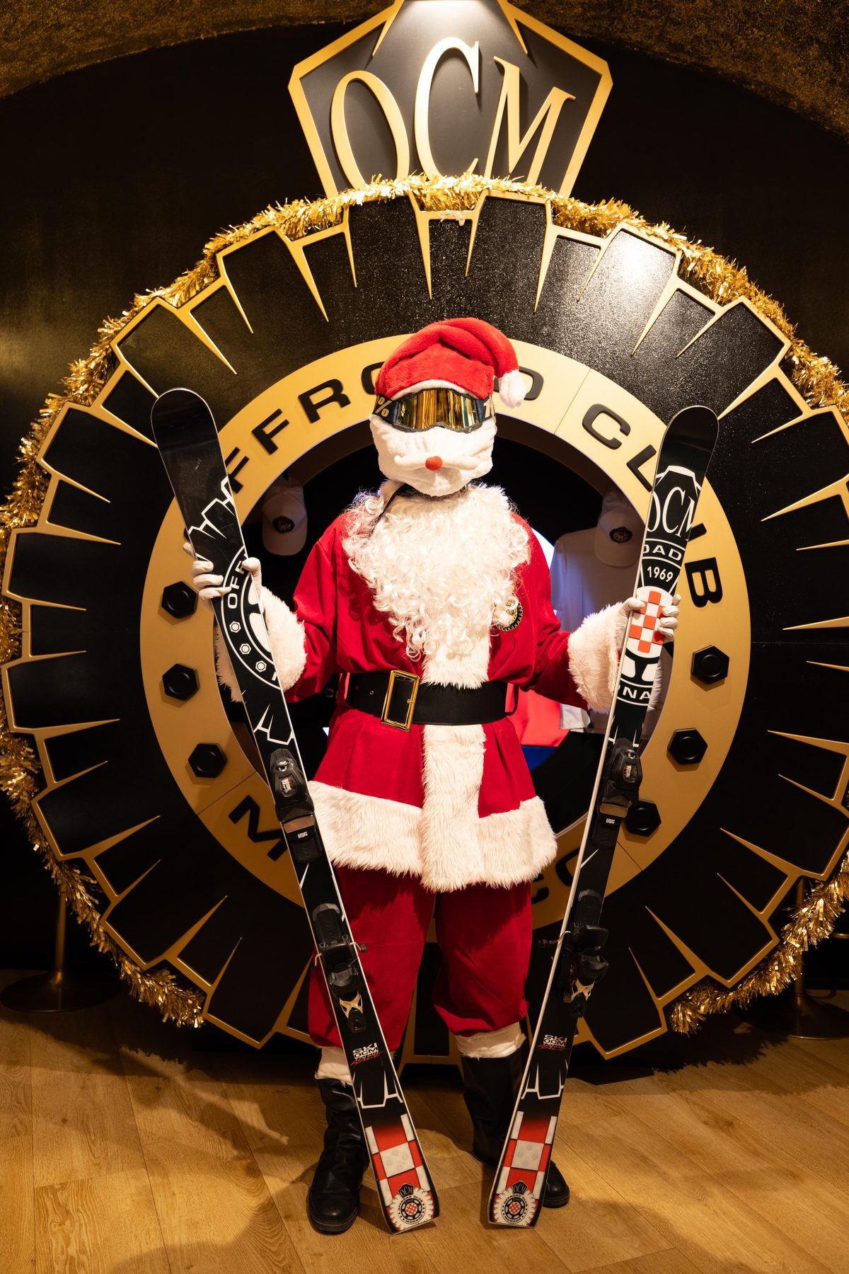 Babbo Natale OCM con sci davanti al logo Offroad Club Monaco