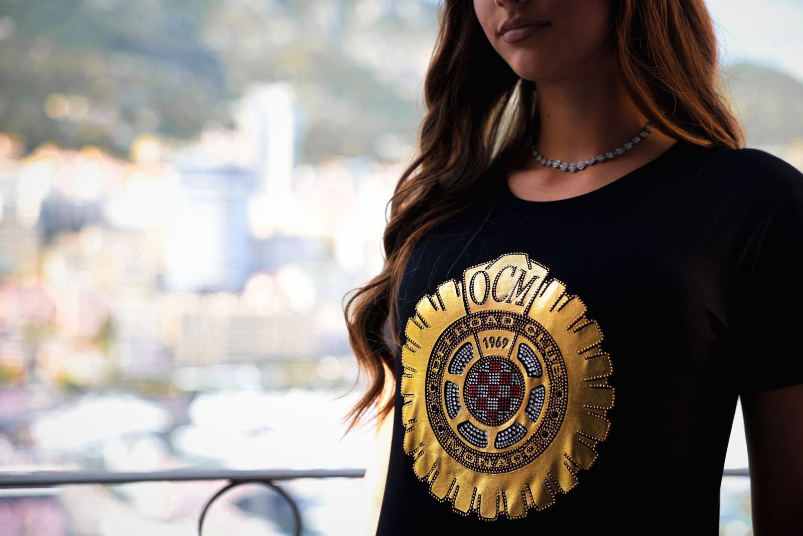 Maglietta Offroad Club Monaco con il logo ufficiale ricamato, vista su Monaco sullo sfondo