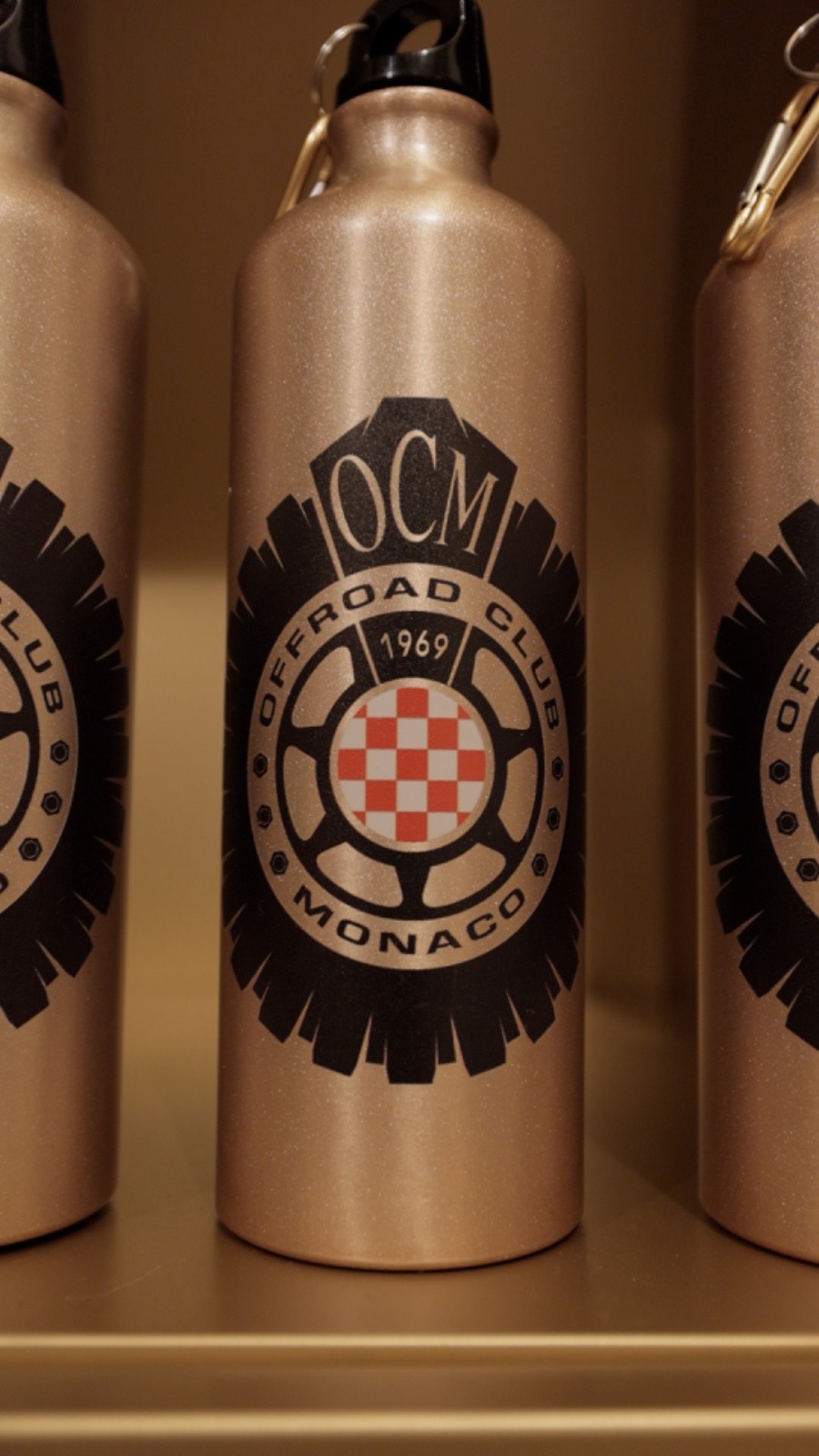 Dettaglio borraccia Offroad Club Monaco con logo ufficiale