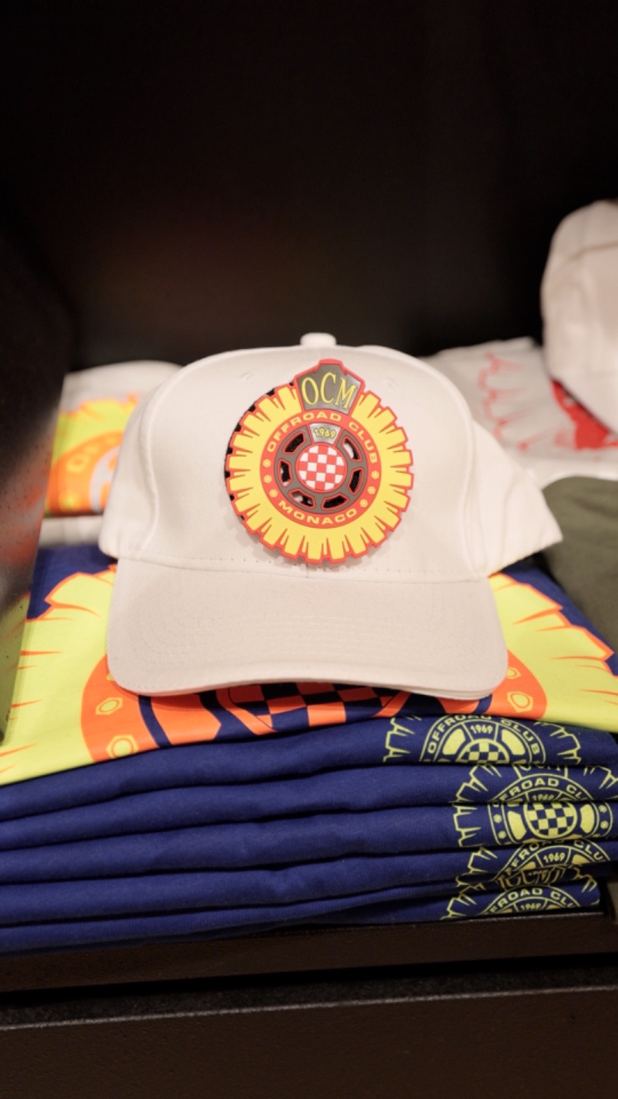 Cappellino bianco e t-shirt Offroad Club Monaco esposti nello Store