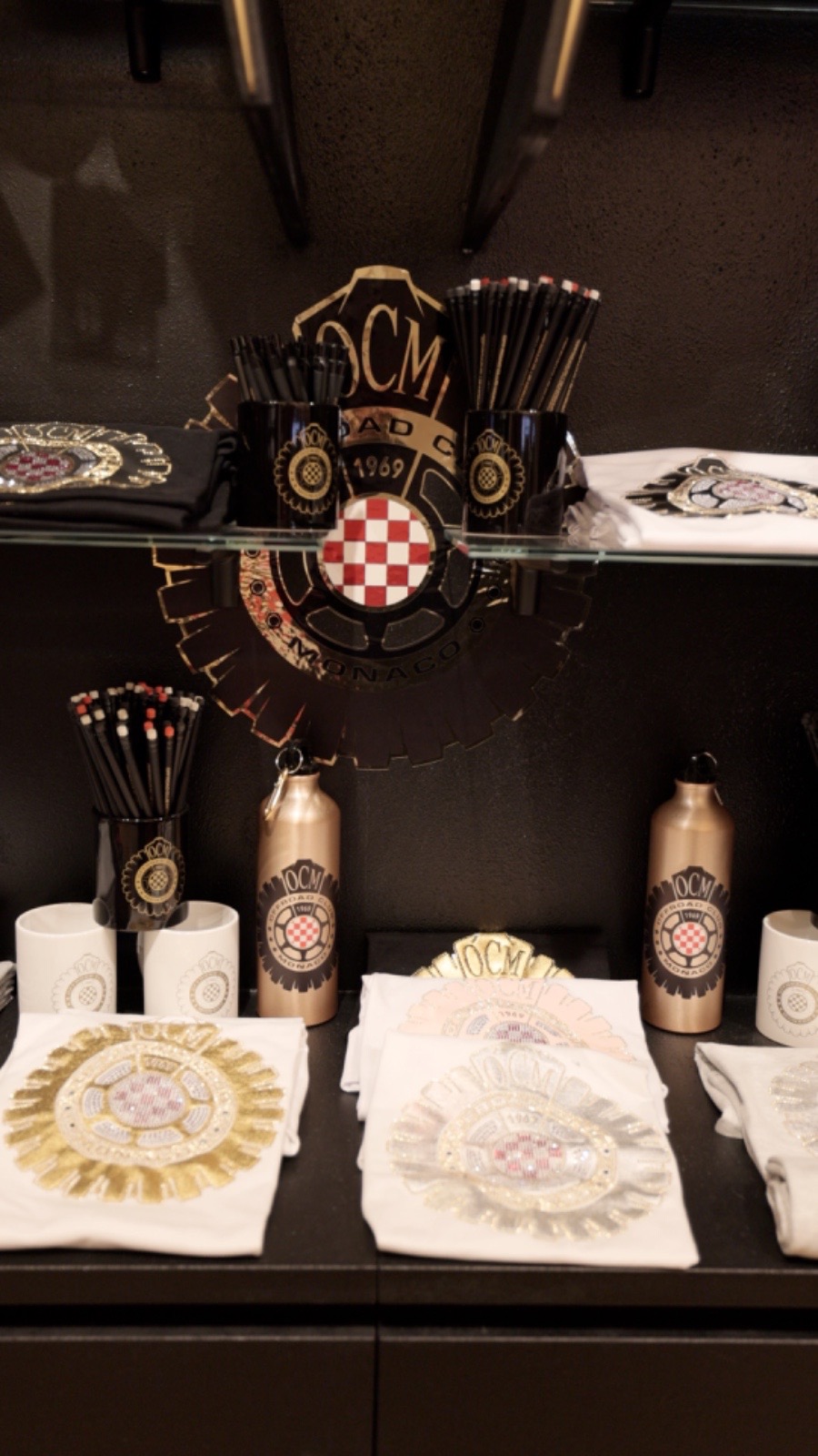 T-shirt, borracce e accessori Offroad Club Monaco in vetrina
