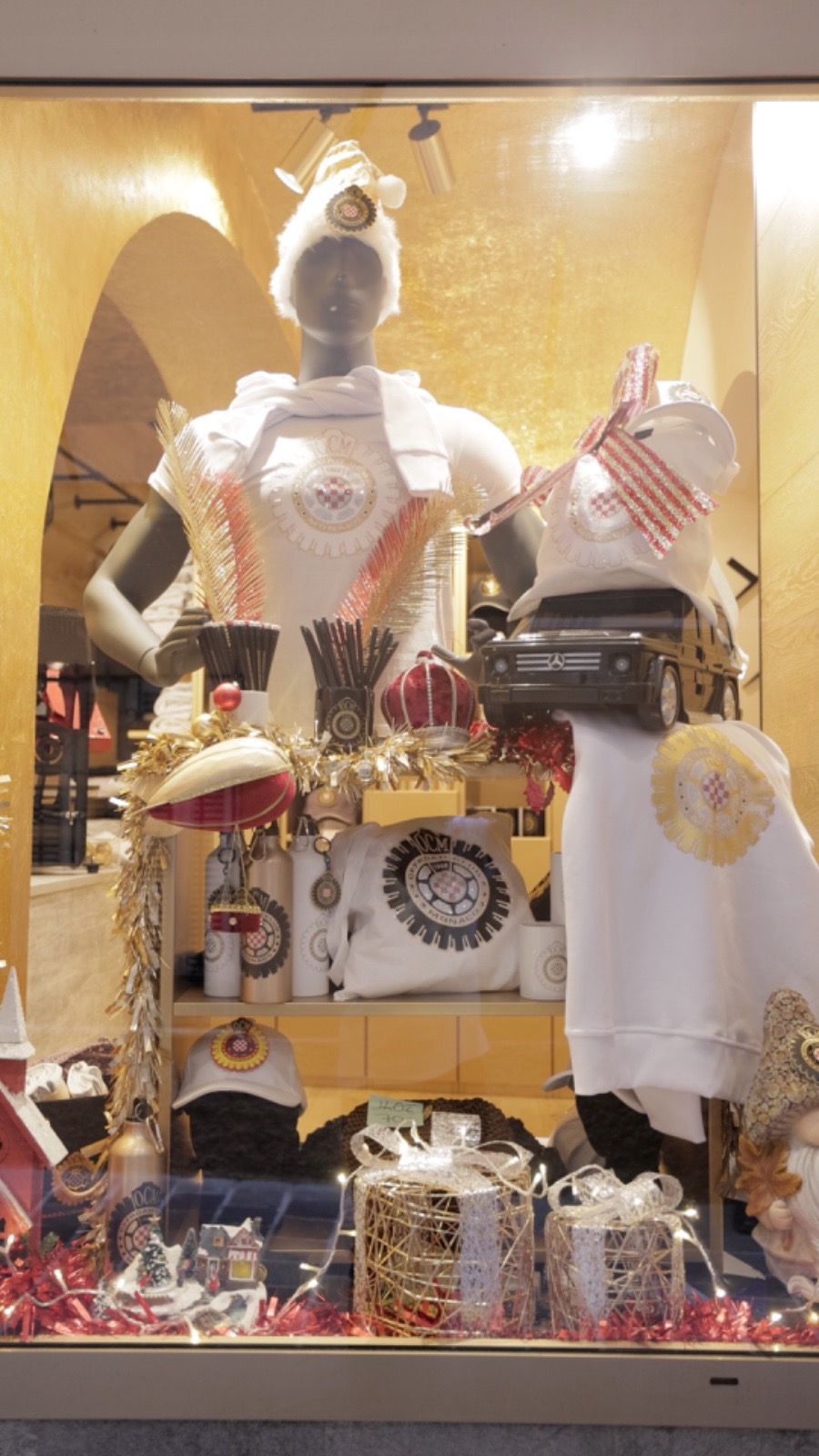 Vetrina natalizia Offroad Club Monaco con mannequin e prodotti OCM
