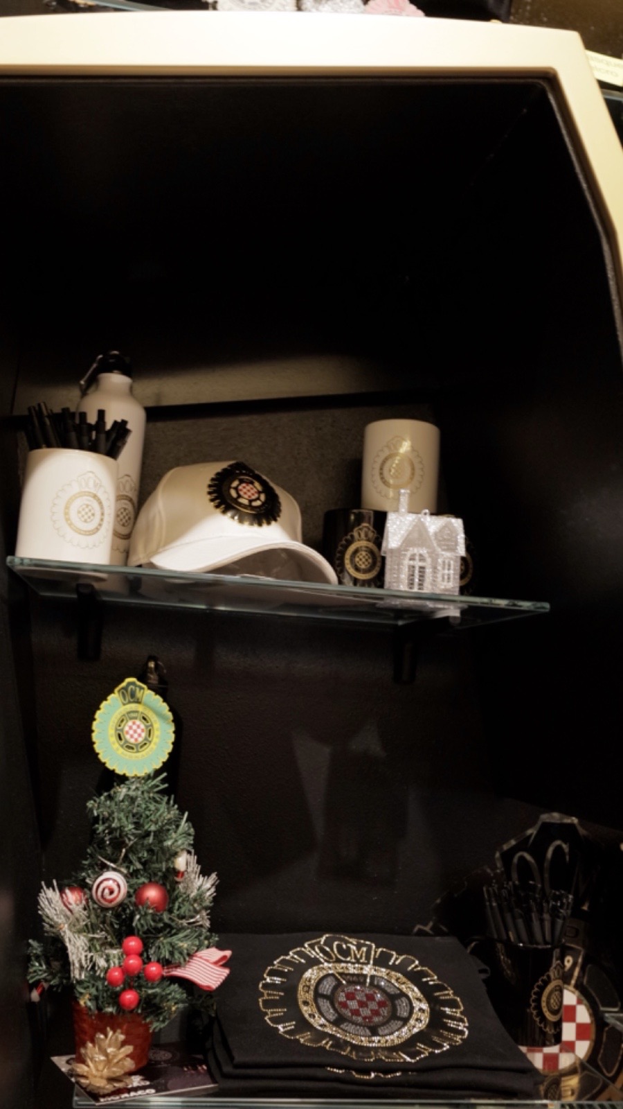 Esposizione OCM con cappellini, mug e decorazioni natalizie