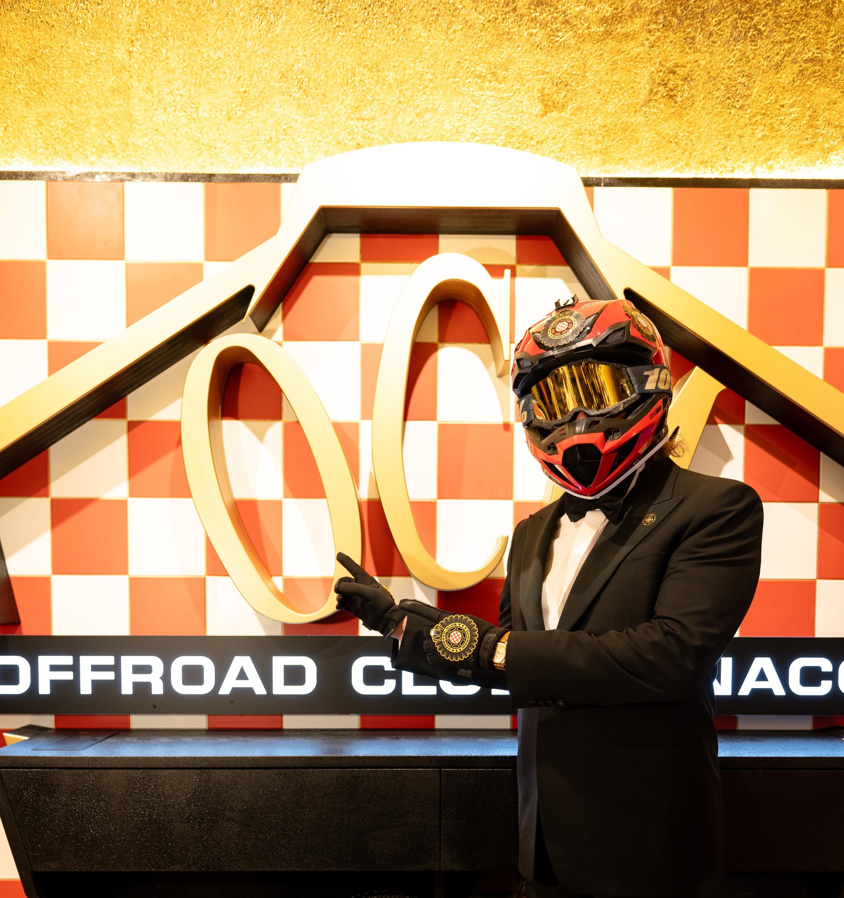 La mascotte Offroad Club Monaco davanti al grande logo dello Store