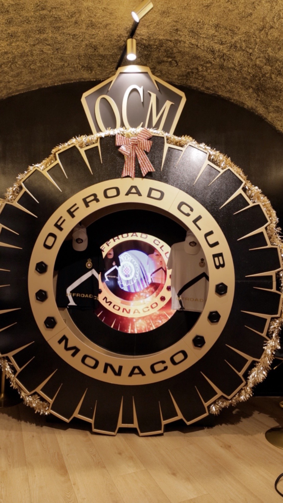 Grande logo Offroad Club Monaco con prodotti esposti nello Store