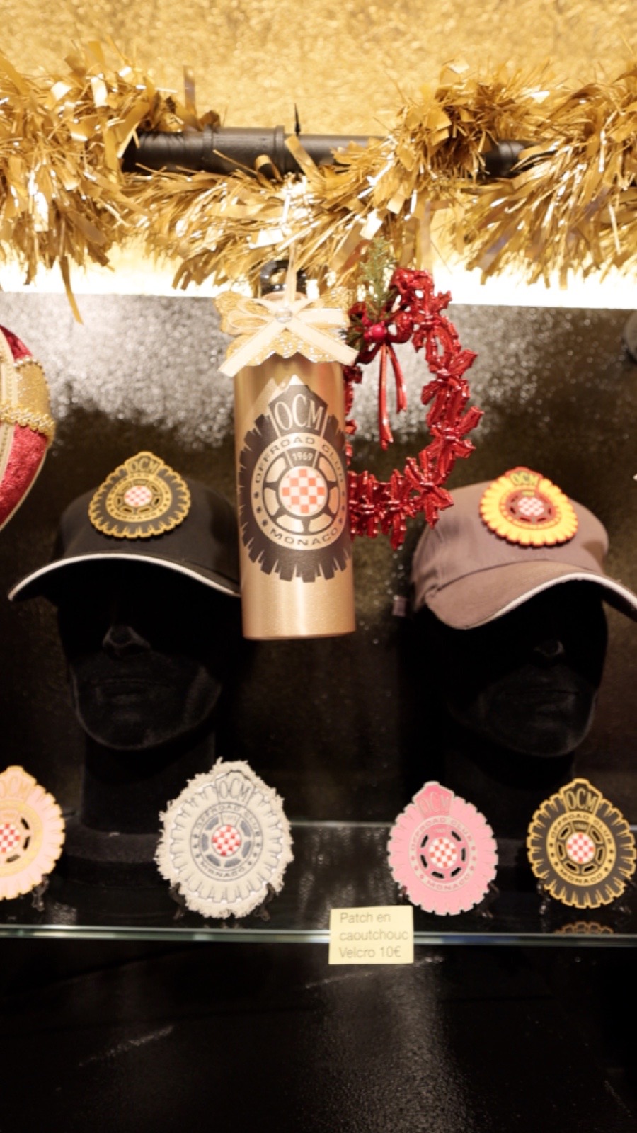 Dettaglio cappellini, patch e borraccia Offroad Club Monaco