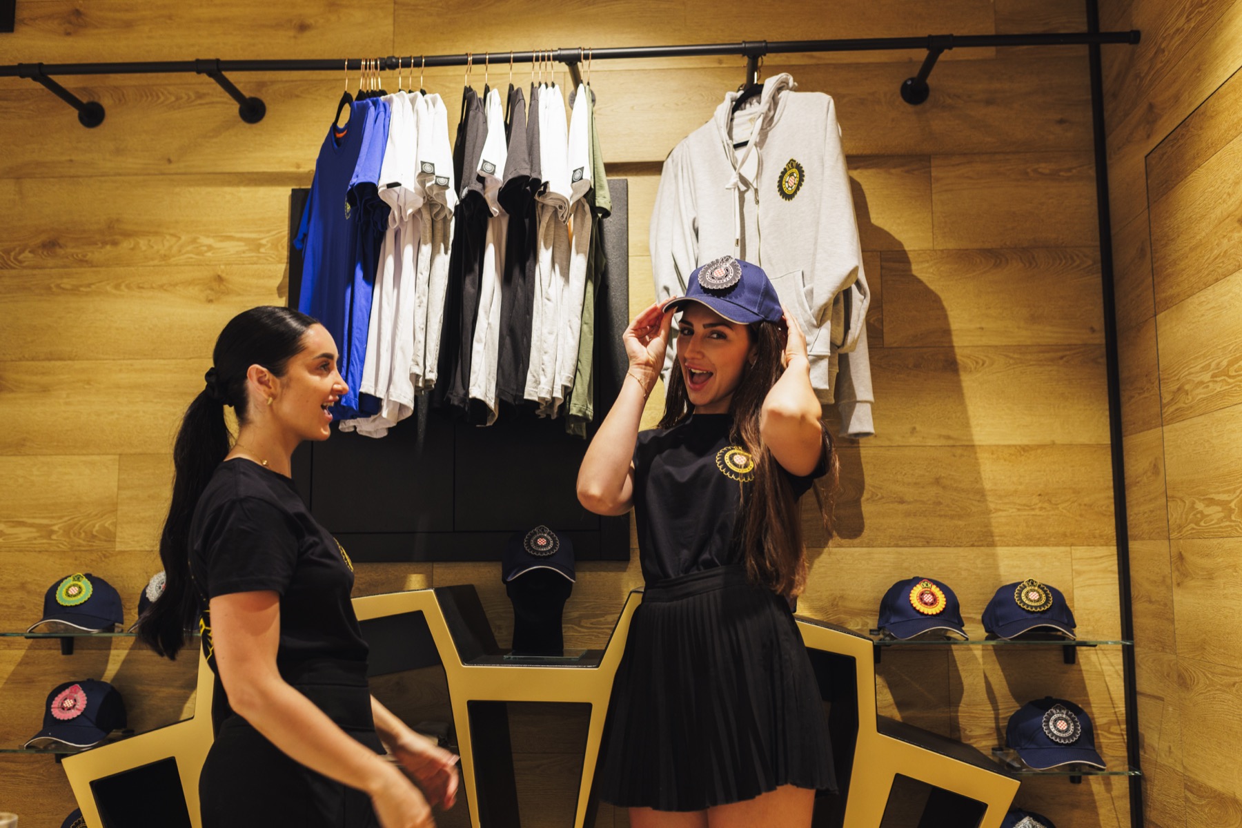 Clienti OCM Store provano cappellino e t-shirt Offroad Club Monaco