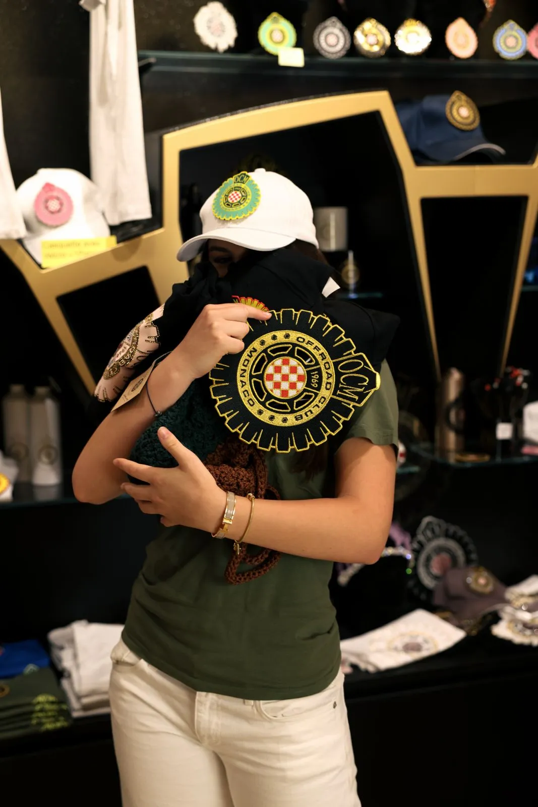 Accessori e patch della collezione Offroad Club Monaco in esposizione nello Store