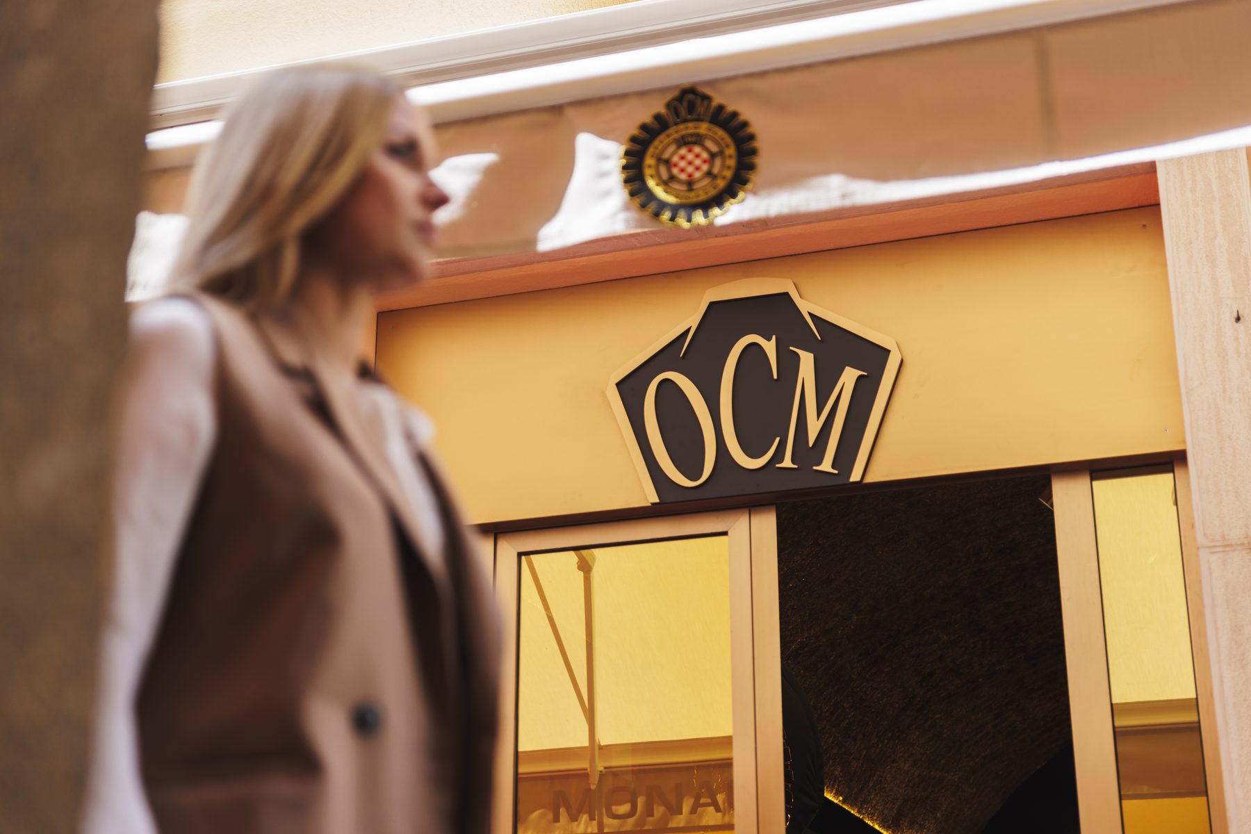 Ingresso dello Store Offroad Club Monaco con l'insegna OCM in Rue Comte F&eacute;lix Gastaldi
