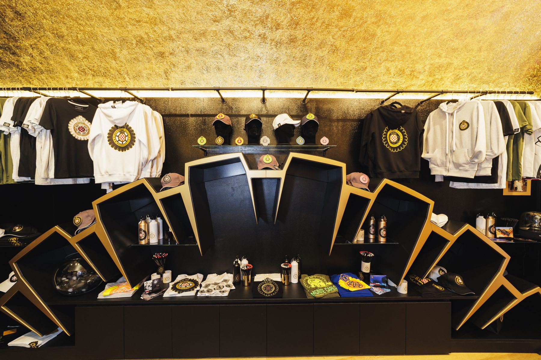 Parete espositiva con felpe, cappellini e accessori Offroad Club Monaco