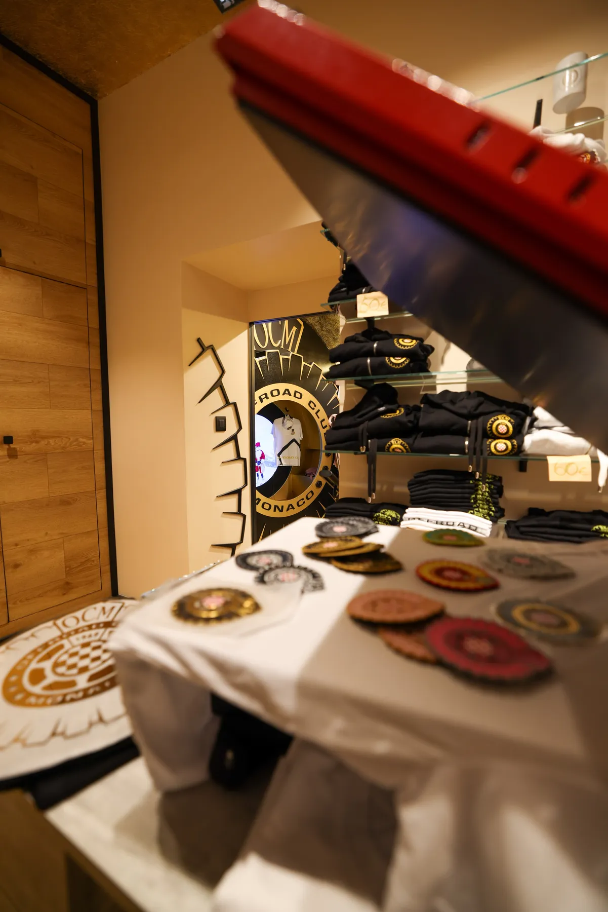 Capi piegati sugli scaffali dello Store Offroad Club Monaco