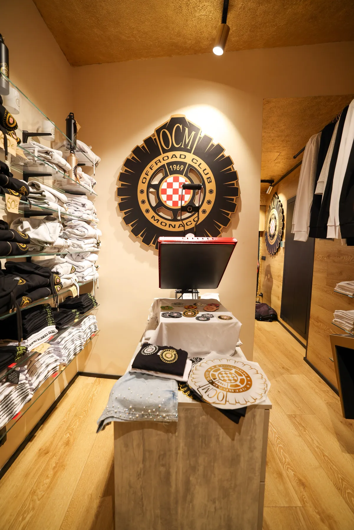 Il logo Offroad Club Monaco all'ingresso del corridoio dello Store