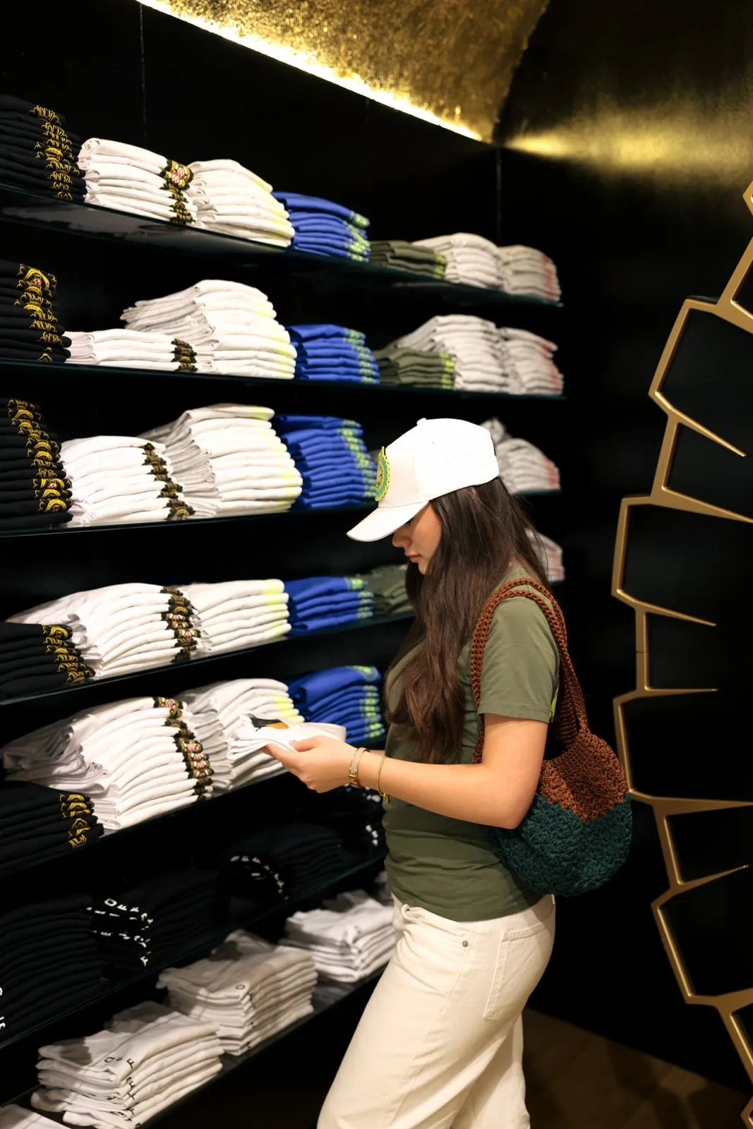 Una visitatrice sfoglia le t-shirt sugli scaffali dello Store