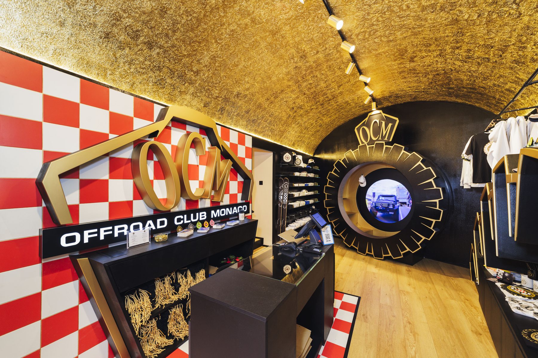 Interno dello Store Offroad Club Monaco con soffitto a foglia d'oro